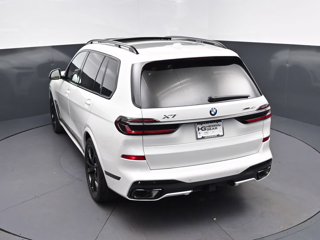 2027 Mineral White Metallic BMW X7 xDrive40i AWD SUV