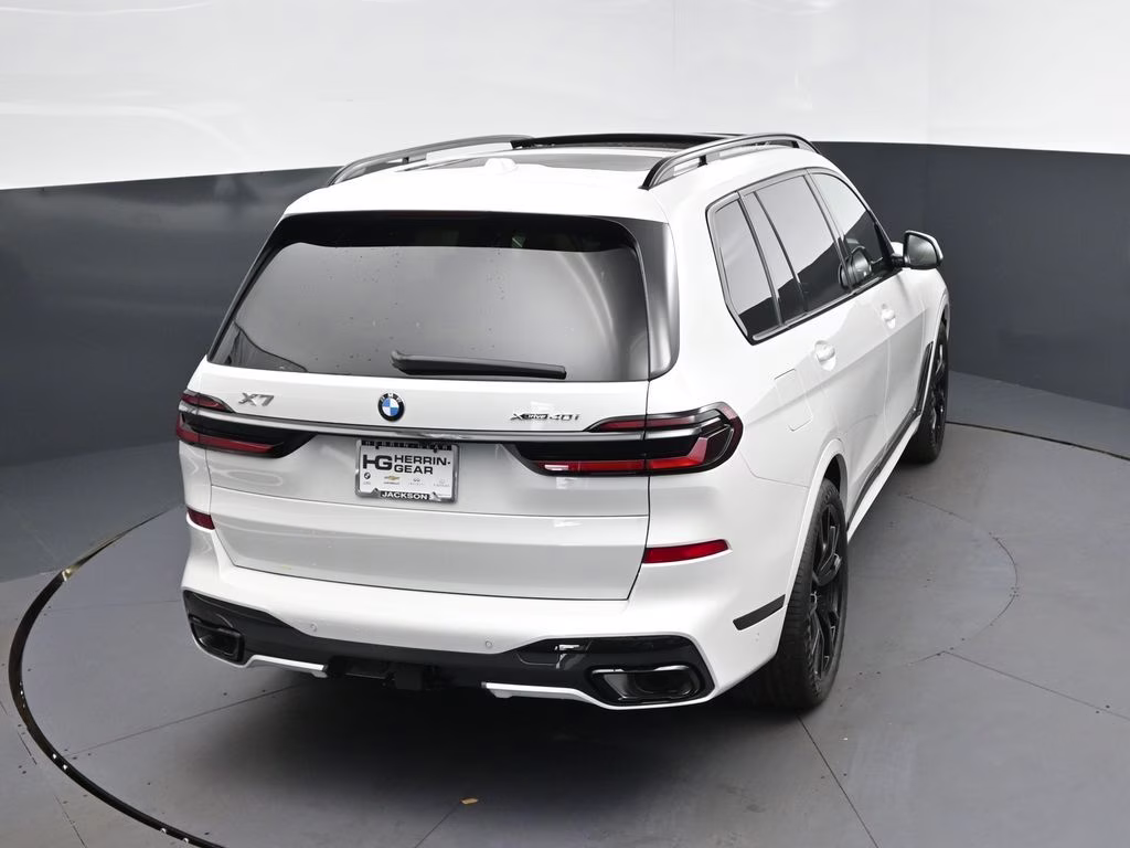 2027 Mineral White Metallic BMW X7 xDrive40i AWD SUV