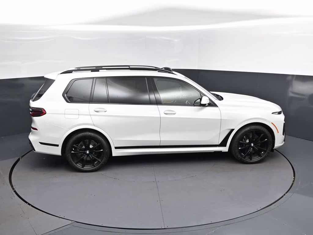 2027 Mineral White Metallic BMW X7 xDrive40i AWD SUV