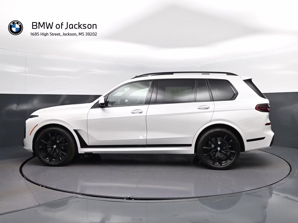 2027 Mineral White Metallic BMW X7 xDrive40i AWD SUV