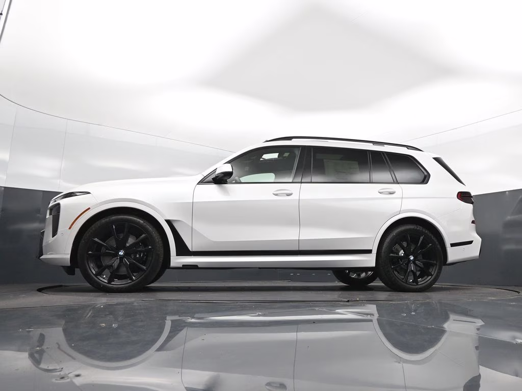 2027 Mineral White Metallic BMW X7 xDrive40i AWD SUV