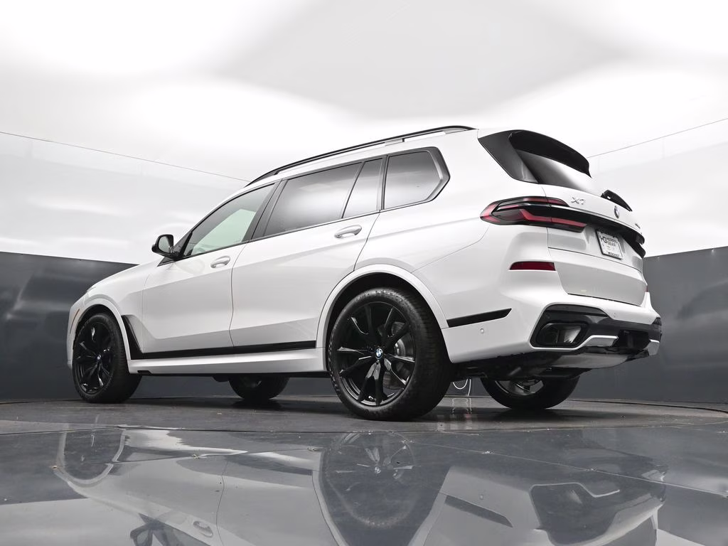 2027 Mineral White Metallic BMW X7 xDrive40i AWD SUV
