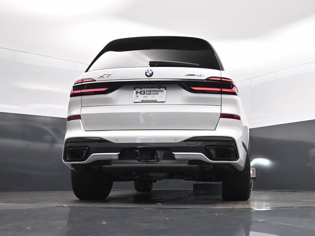 2027 Mineral White Metallic BMW X7 xDrive40i AWD SUV