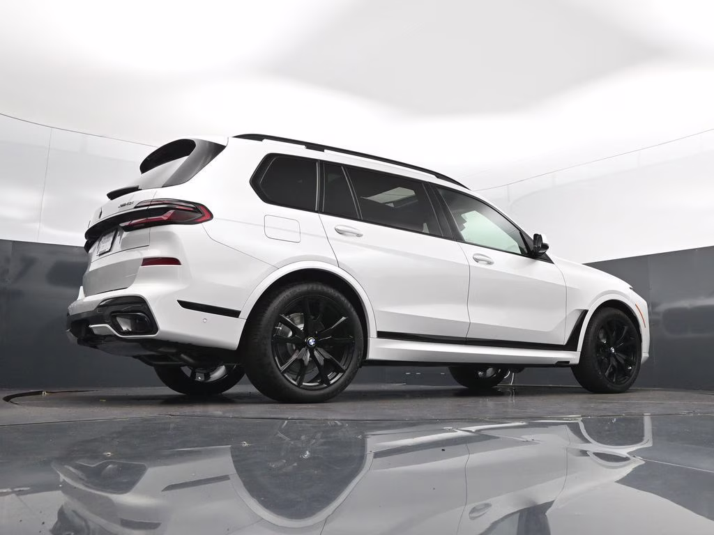 2027 Mineral White Metallic BMW X7 xDrive40i AWD SUV