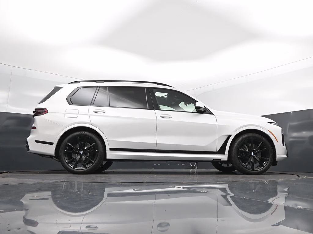 2027 Mineral White Metallic BMW X7 xDrive40i AWD SUV