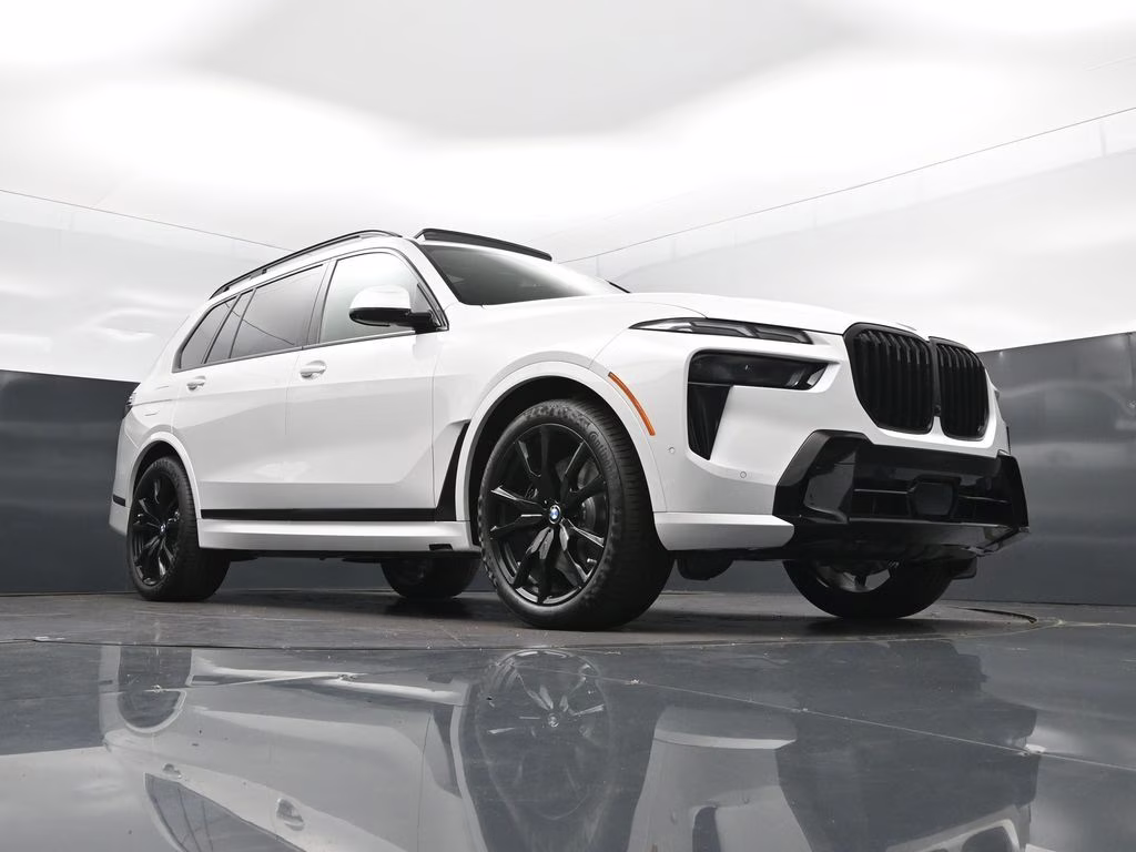 2027 Mineral White Metallic BMW X7 xDrive40i AWD SUV