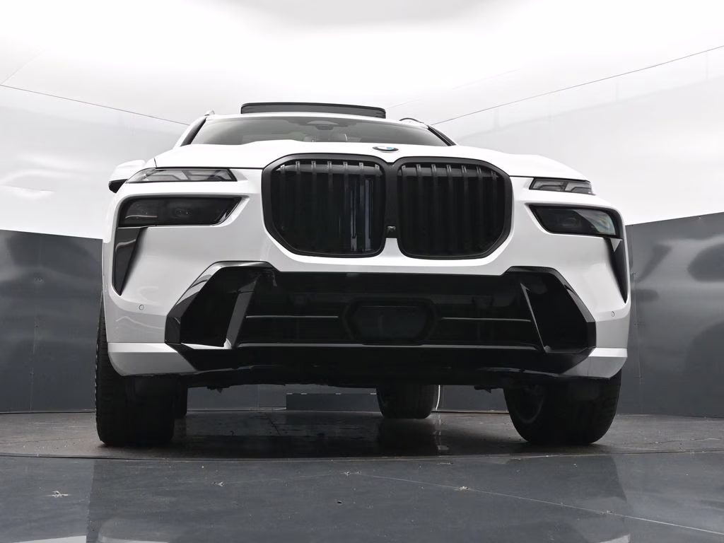 2027 Mineral White Metallic BMW X7 xDrive40i AWD SUV