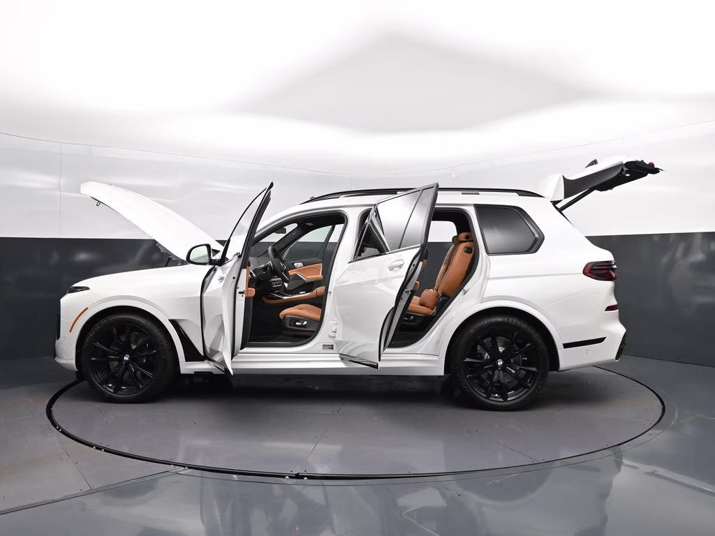 2027 Mineral White Metallic BMW X7 xDrive40i AWD SUV