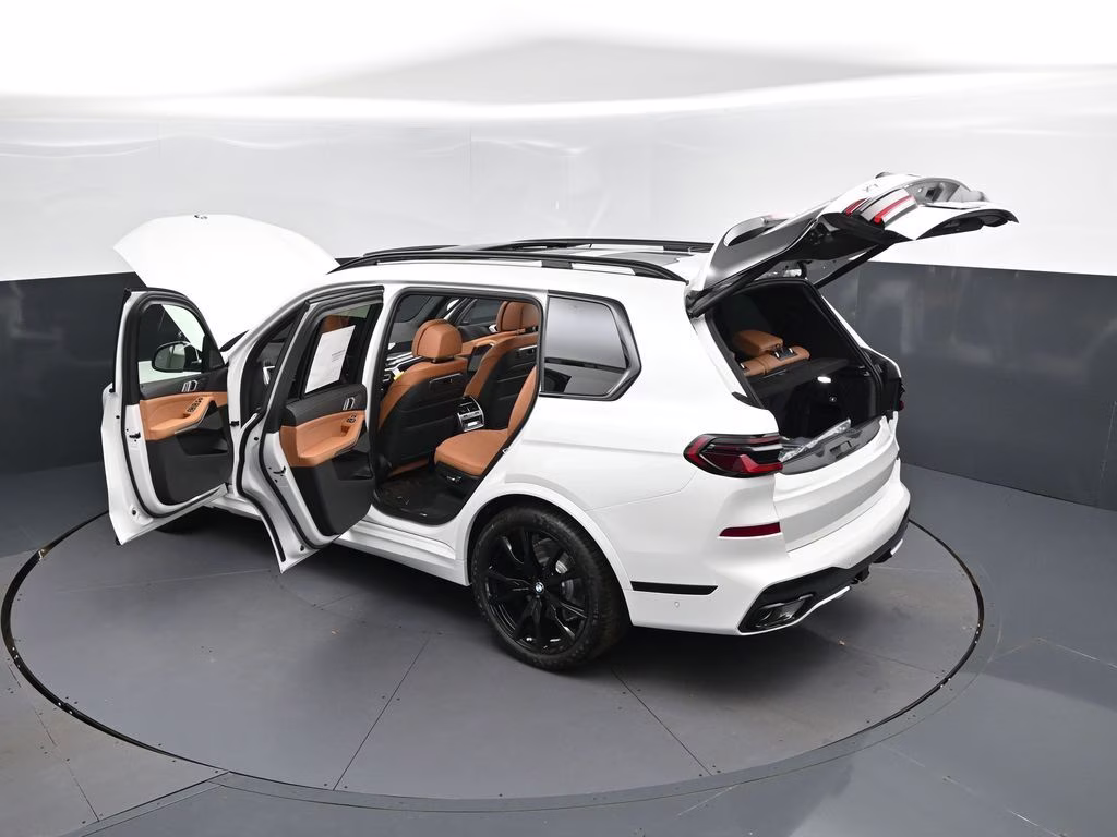 2027 Mineral White Metallic BMW X7 xDrive40i AWD SUV