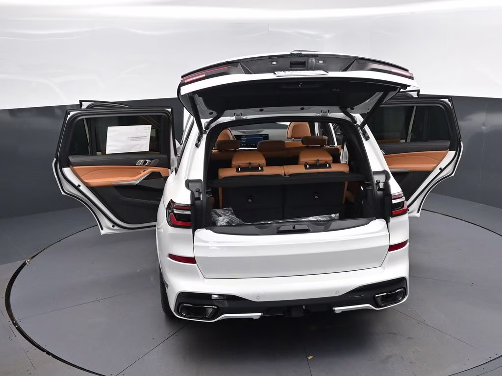 2027 Mineral White Metallic BMW X7 xDrive40i AWD SUV