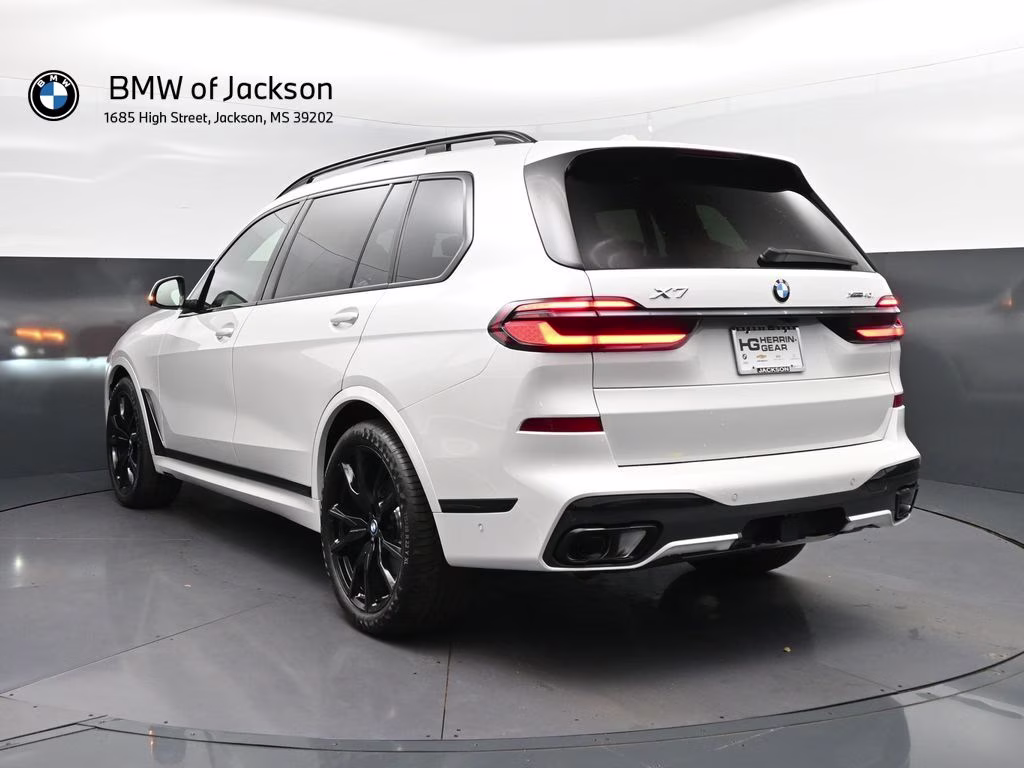 2027 Mineral White Metallic BMW X7 xDrive40i AWD SUV