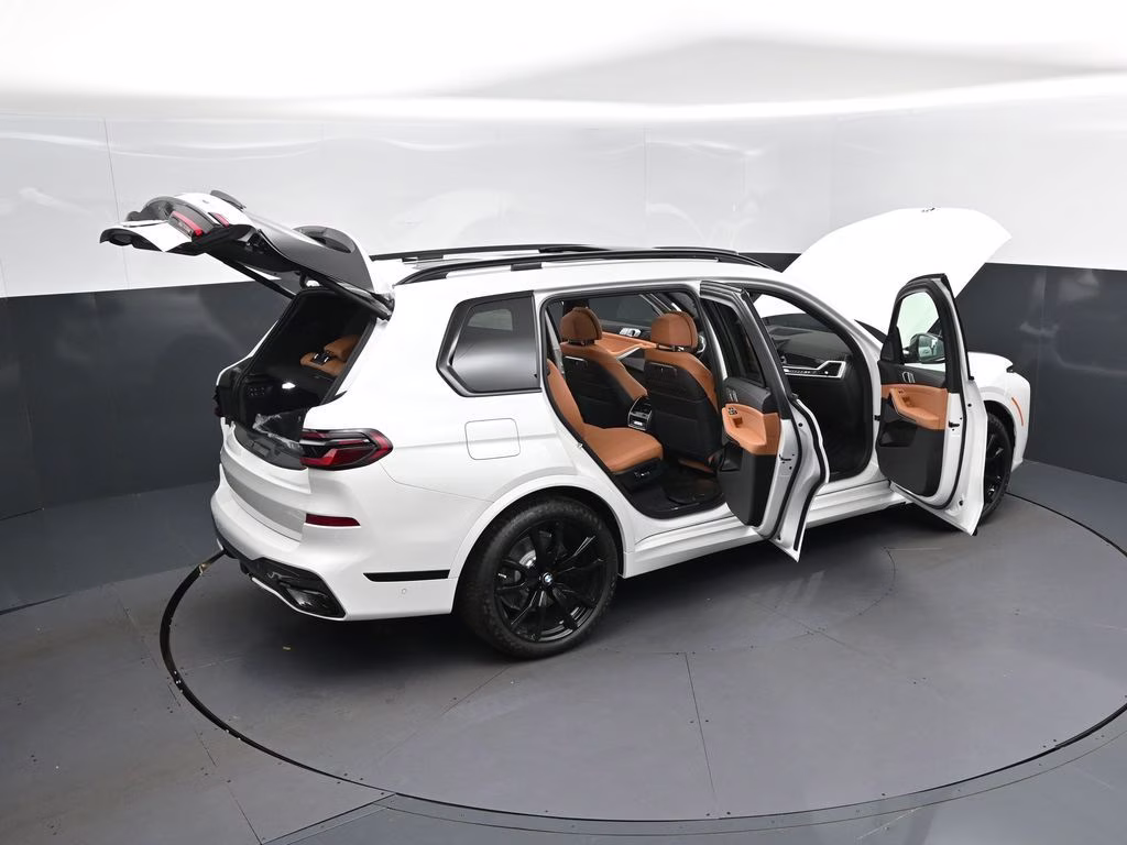 2027 Mineral White Metallic BMW X7 xDrive40i AWD SUV