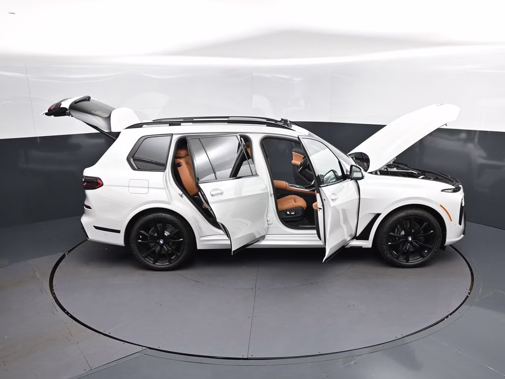 2027 Mineral White Metallic BMW X7 xDrive40i AWD SUV