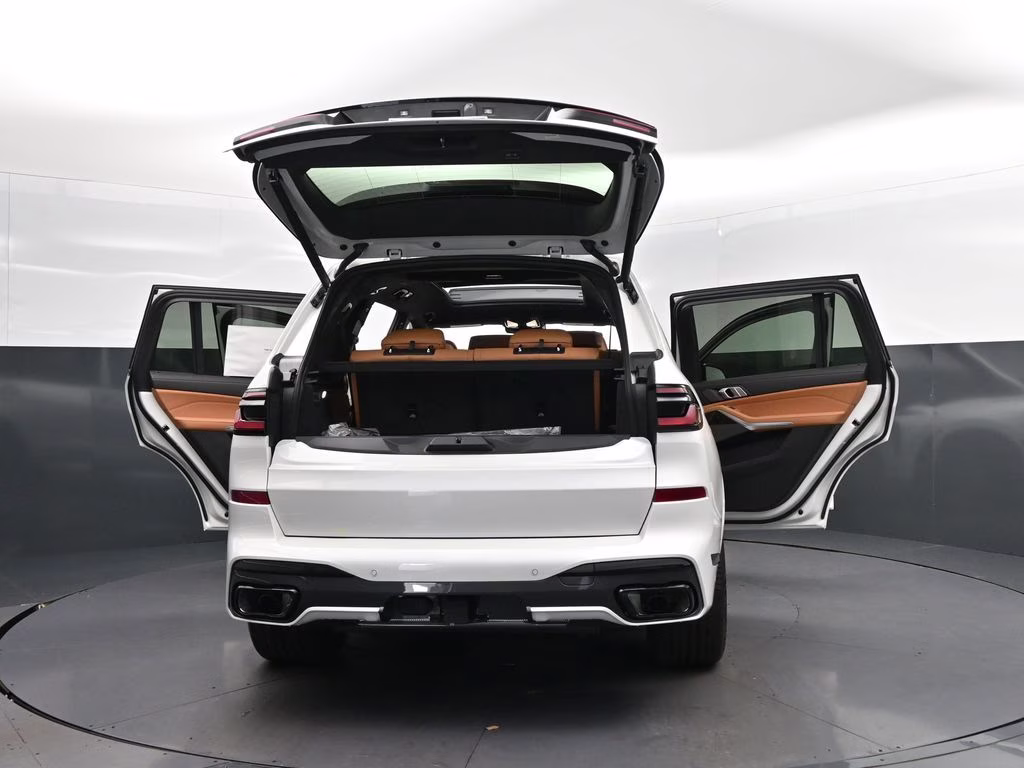 2027 Mineral White Metallic BMW X7 xDrive40i AWD SUV