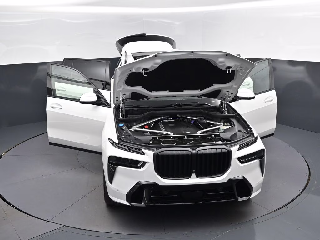 2027 Mineral White Metallic BMW X7 xDrive40i AWD SUV