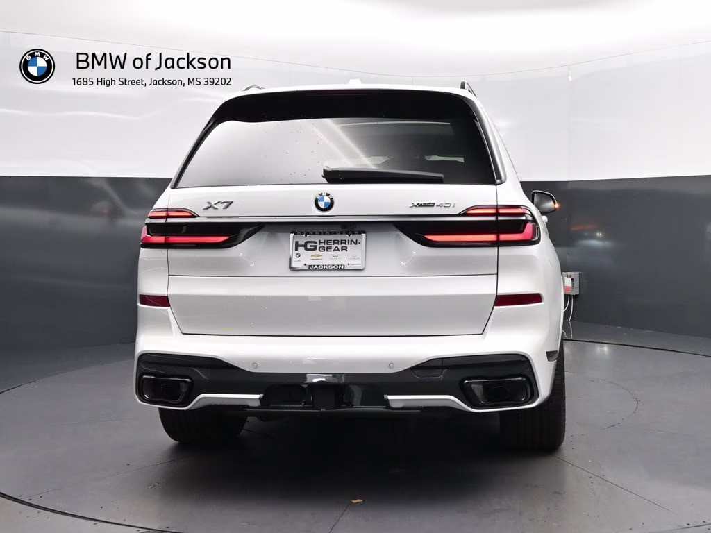 2027 Mineral White Metallic BMW X7 xDrive40i AWD SUV