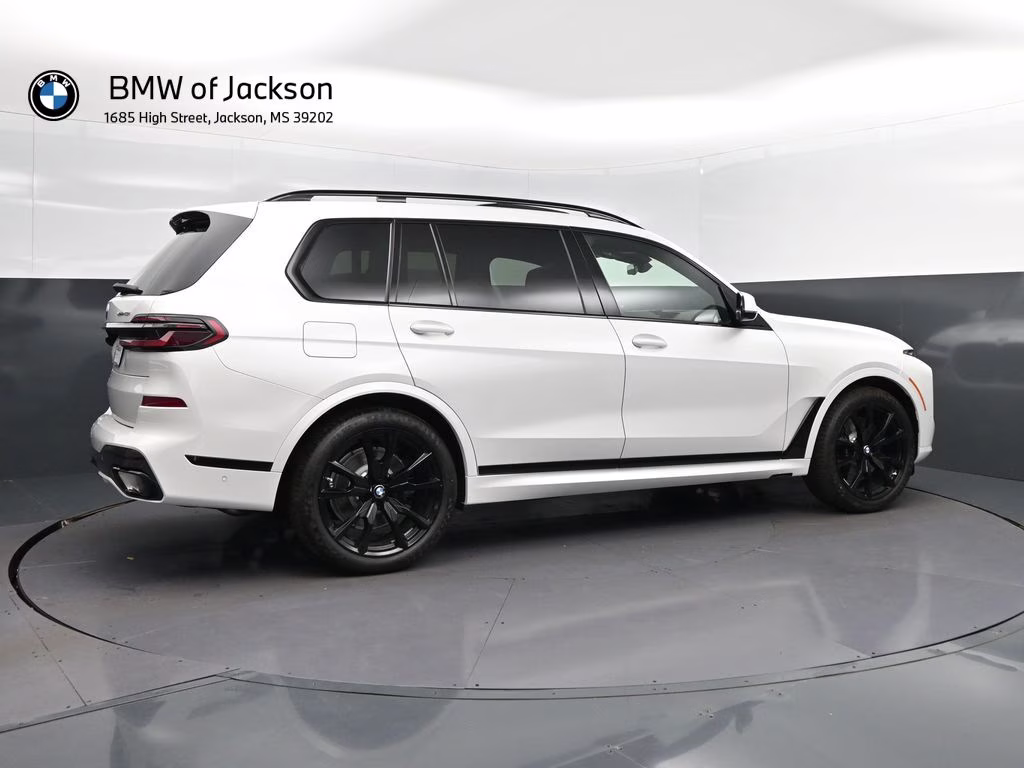 2027 Mineral White Metallic BMW X7 xDrive40i AWD SUV
