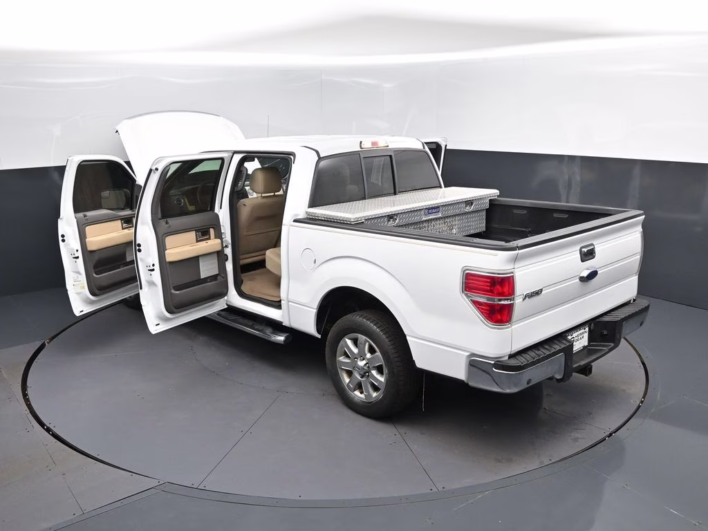 2013 Oxford White Ford F-150 XLT RWD Truck