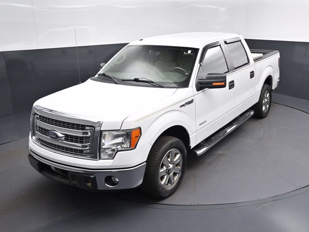 2013 Oxford White Ford F-150 XLT RWD Truck