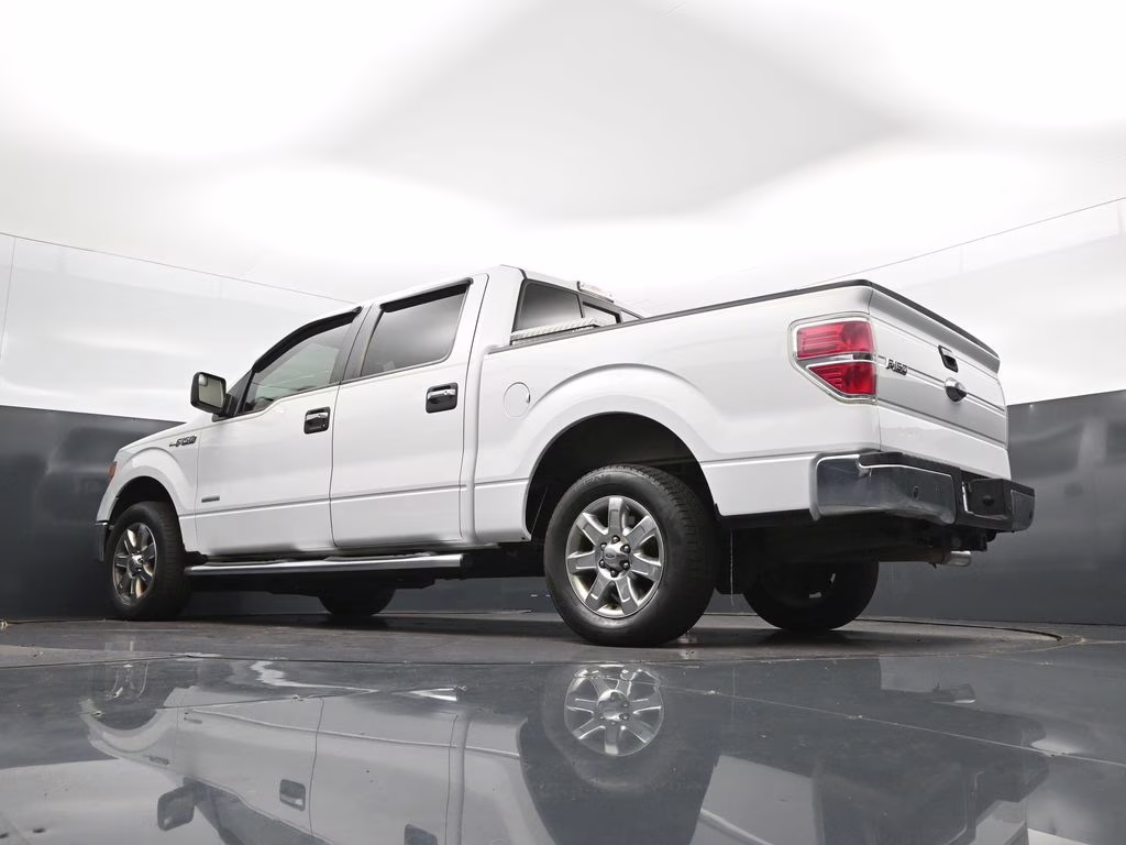 2013 Oxford White Ford F-150 XLT RWD Truck