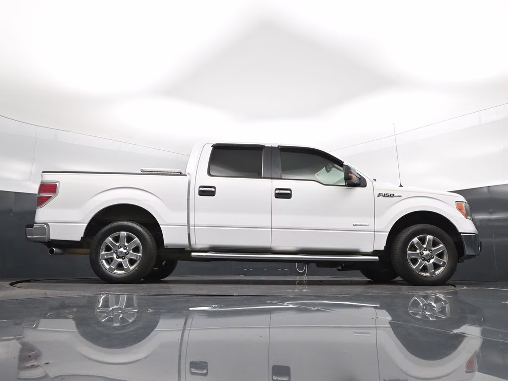 2013 Oxford White Ford F-150 XLT RWD Truck