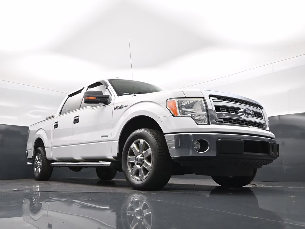 2013 Oxford White Ford F-150 XLT RWD Truck