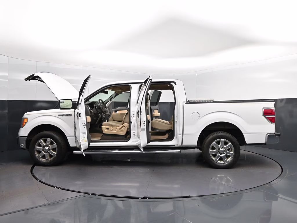 2013 Oxford White Ford F-150 XLT RWD Truck