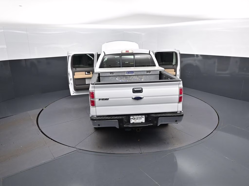 2013 Oxford White Ford F-150 XLT RWD Truck
