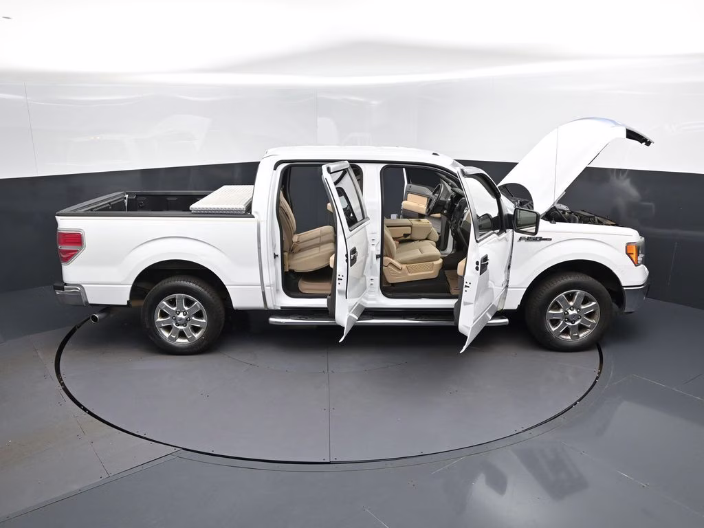 2013 Oxford White Ford F-150 XLT RWD Truck