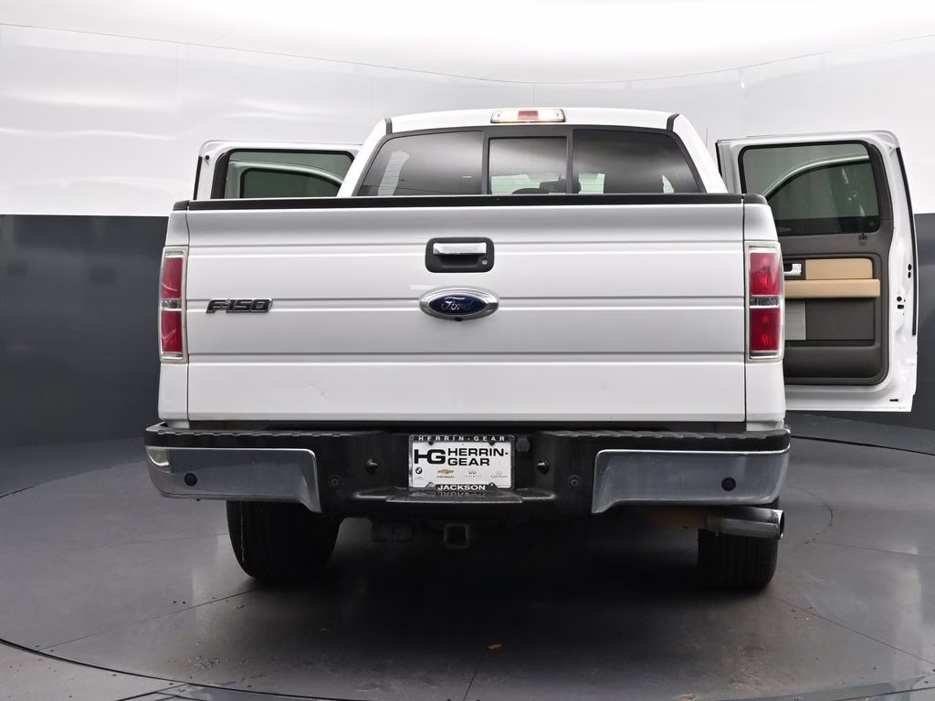 2013 Oxford White Ford F-150 XLT RWD Truck