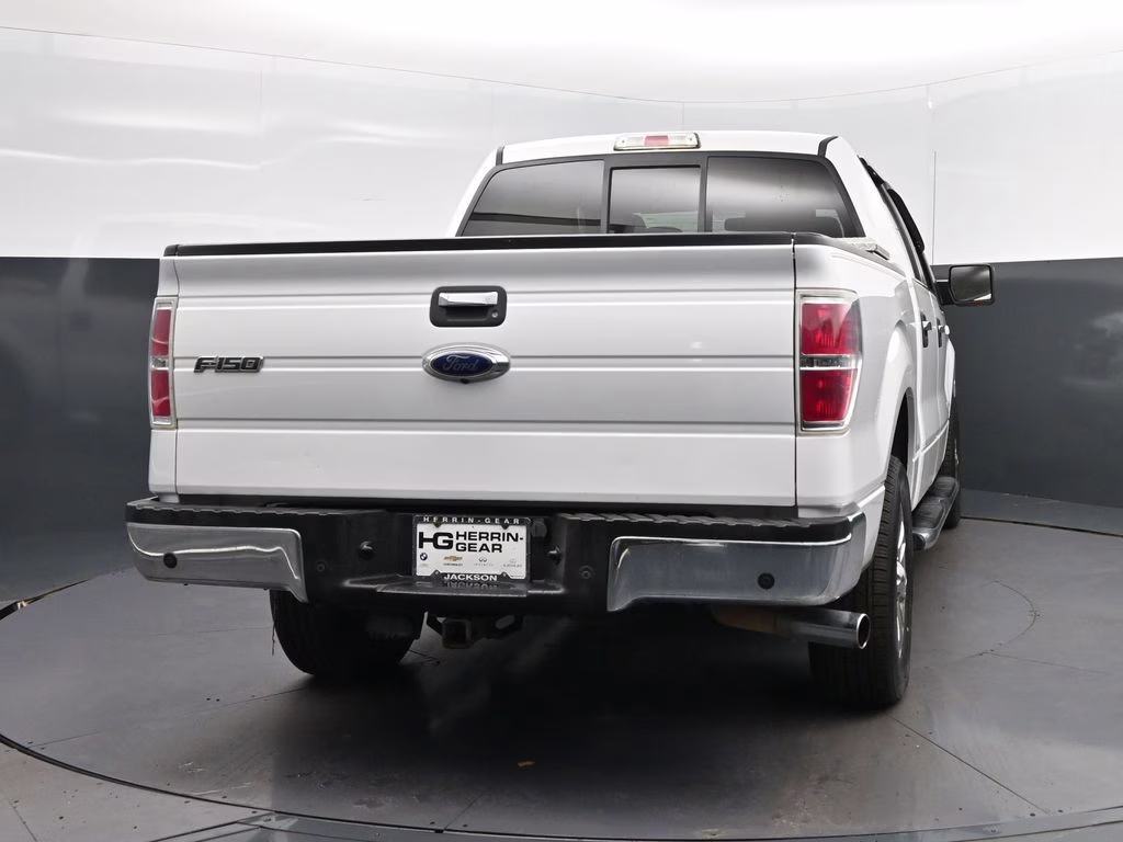 2013 Oxford White Ford F-150 XLT RWD Truck