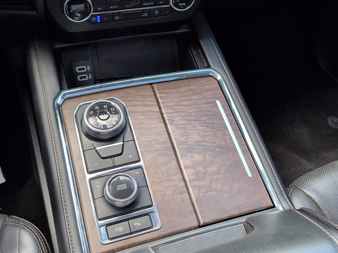 2019 White Platinum Metallic Tri-Coat Ford Expedition Platinum 4X4 Crossover