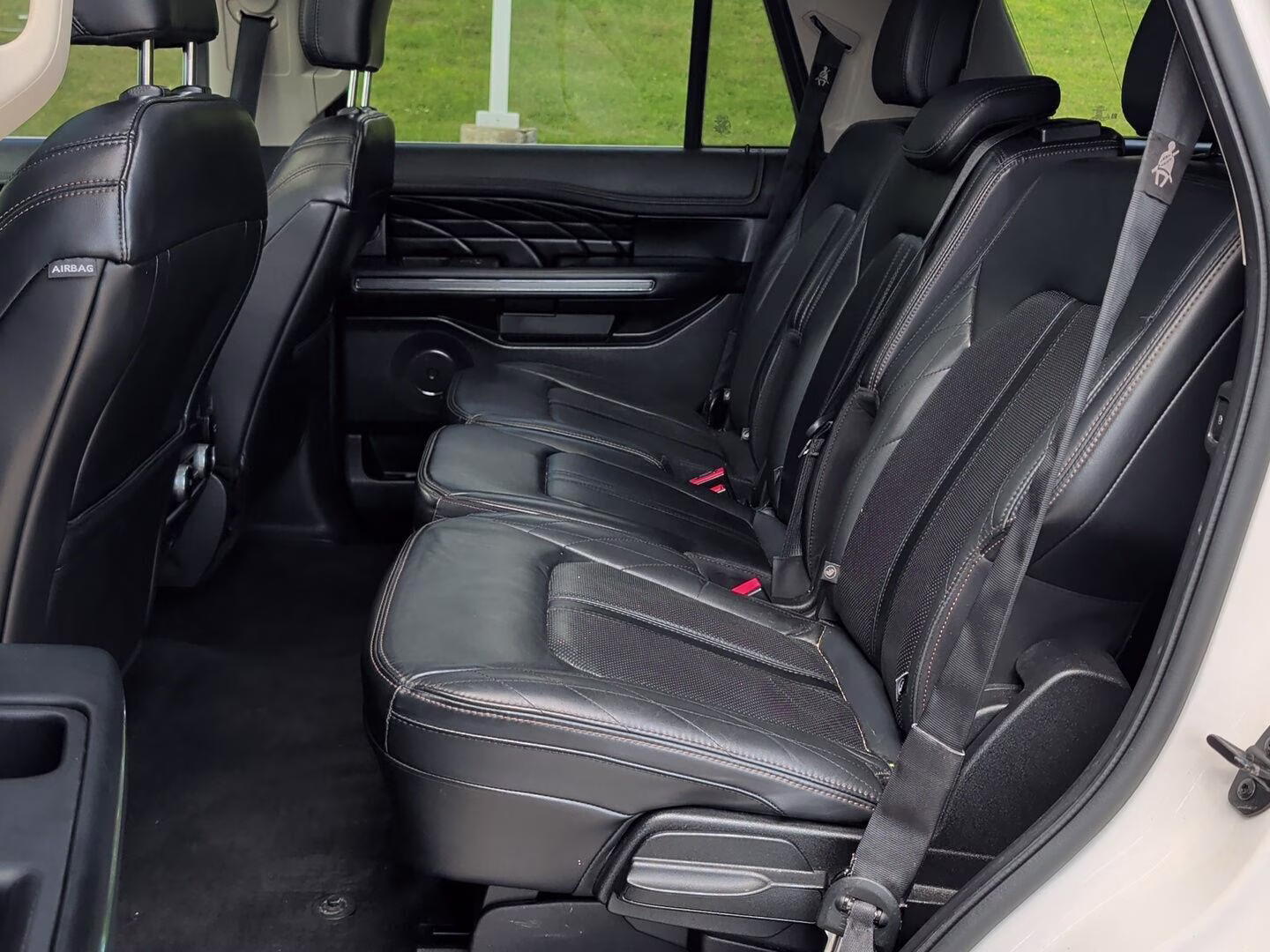 2019 White Platinum Metallic Tri-Coat Ford Expedition Platinum 4X4 Crossover
