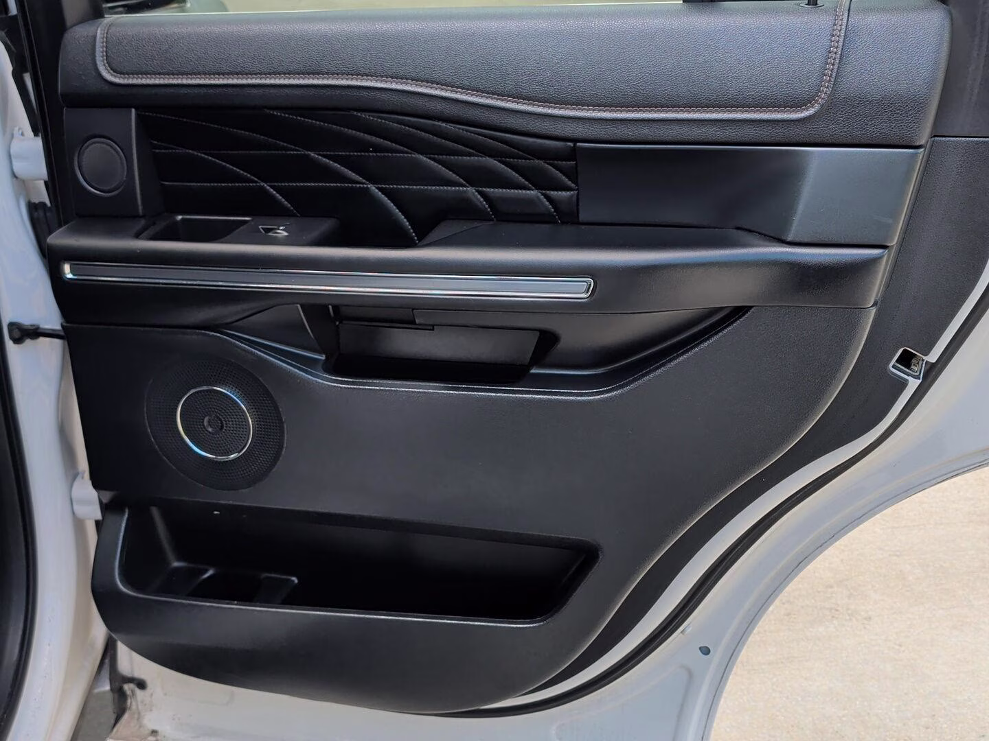 2019 White Platinum Metallic Tri-Coat Ford Expedition Platinum 4X4 Crossover