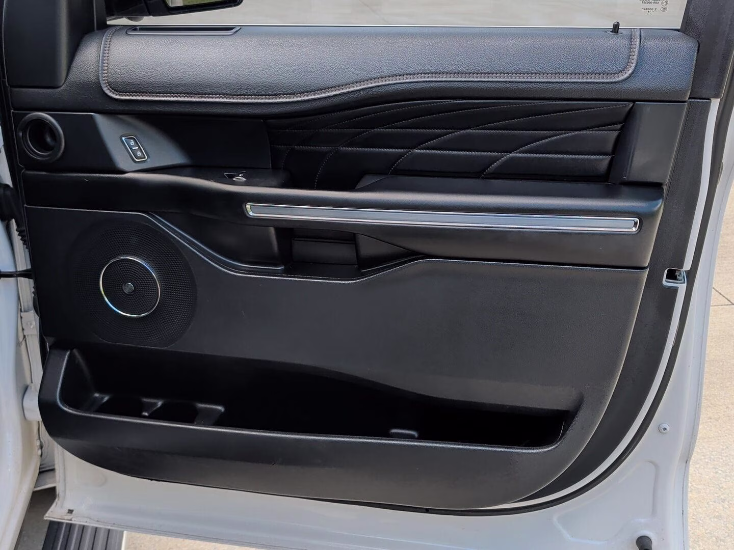 2019 White Platinum Metallic Tri-Coat Ford Expedition Platinum 4X4 Crossover