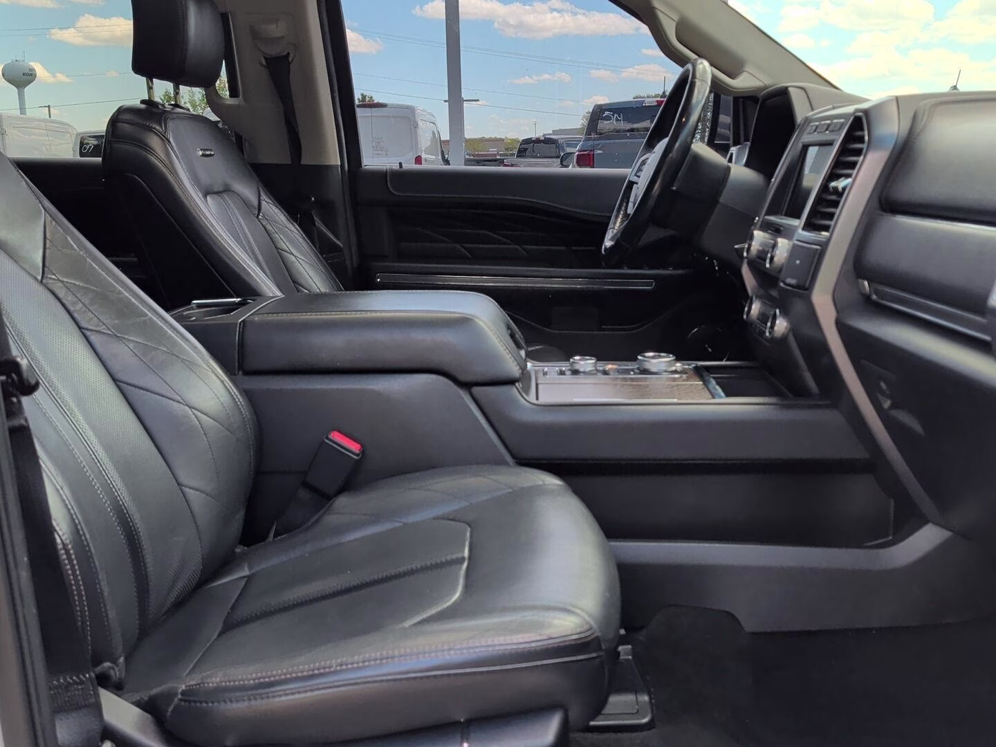 2019 White Platinum Metallic Tri-Coat Ford Expedition Platinum 4X4 Crossover