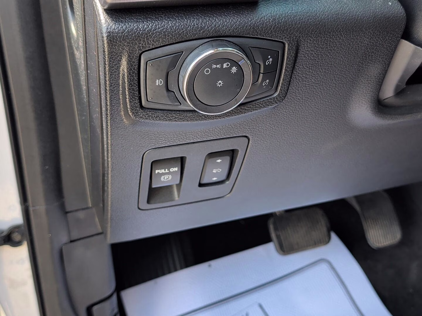 2019 White Platinum Metallic Tri-Coat Ford Expedition Platinum 4X4 Crossover