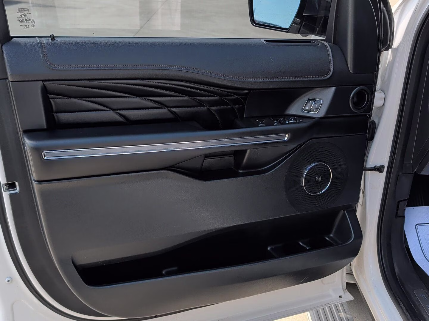 2019 White Platinum Metallic Tri-Coat Ford Expedition Platinum 4X4 Crossover