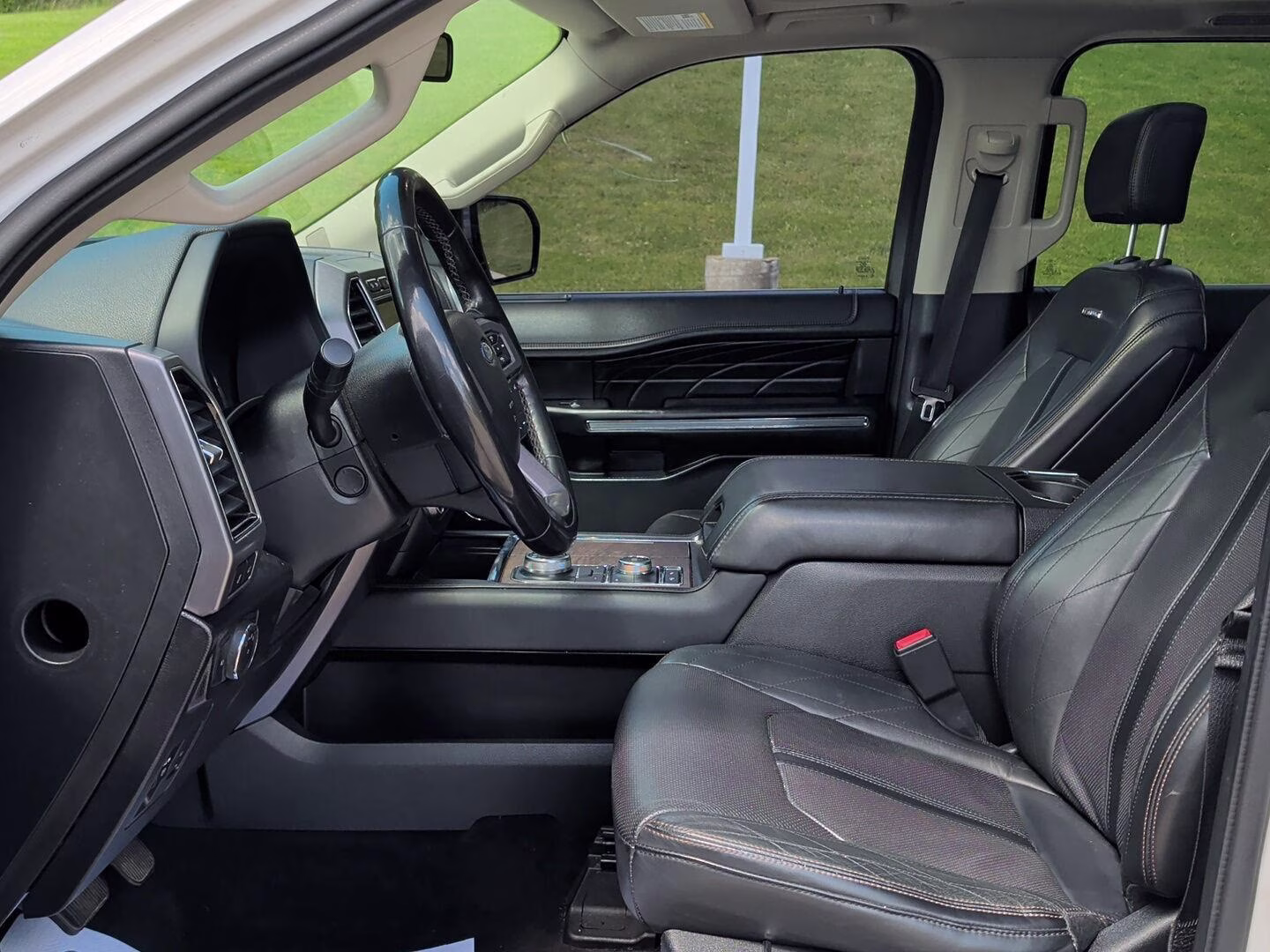 2019 White Platinum Metallic Tri-Coat Ford Expedition Platinum 4X4 Crossover