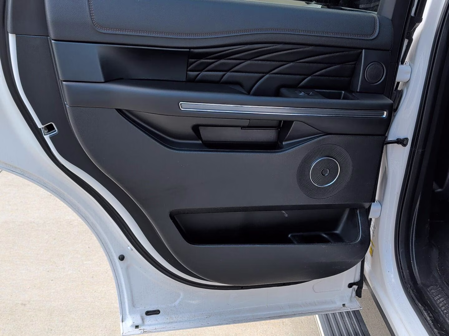 2019 White Platinum Metallic Tri-Coat Ford Expedition Platinum 4X4 Crossover