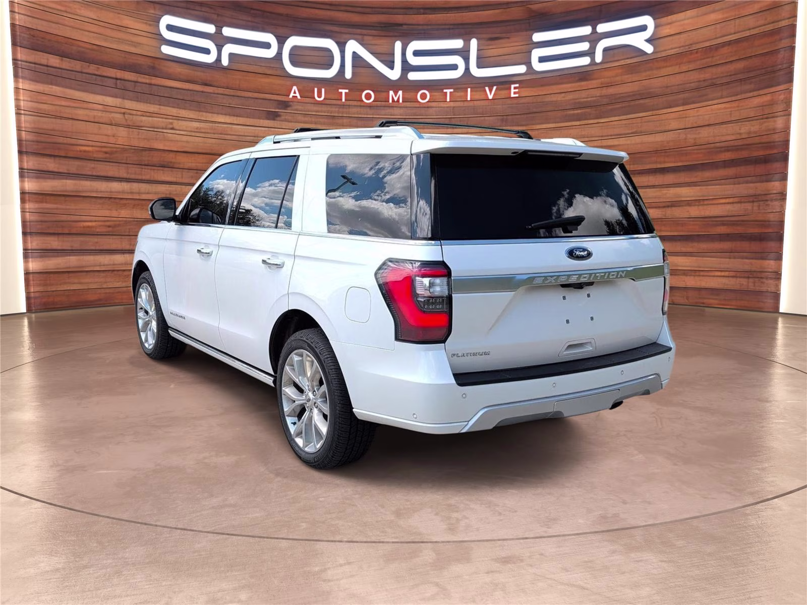 2019 White Platinum Metallic Tri-Coat Ford Expedition Platinum 4X4 Crossover