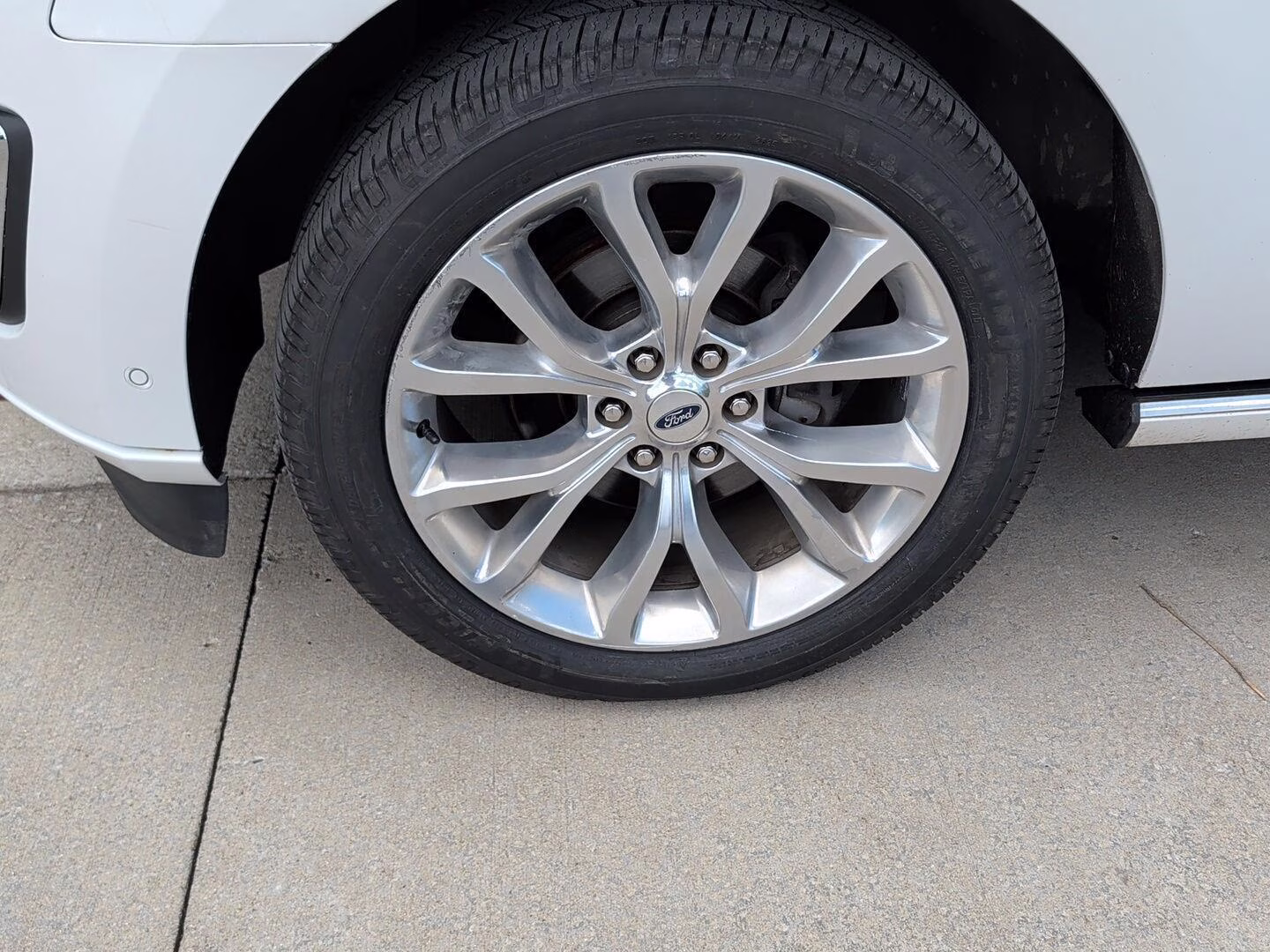 2019 White Platinum Metallic Tri-Coat Ford Expedition Platinum 4X4 Crossover