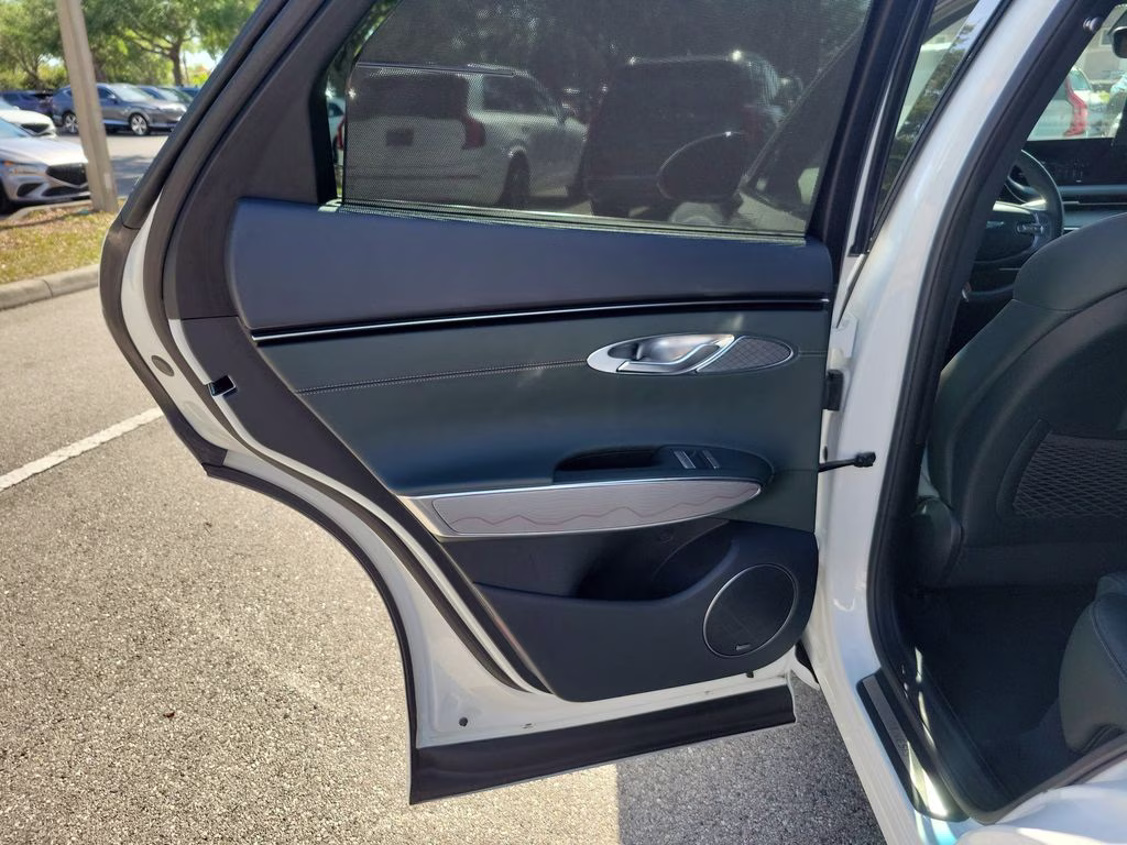 2022 Uyuni White Genesis GV70 2.5T ADVANCED AWD SUV