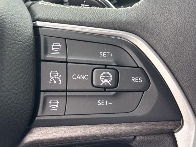 2026 Diamond Black Crystal Pearlcoat Jeep Grand Cherokee Laredo Altitude RWD SUV