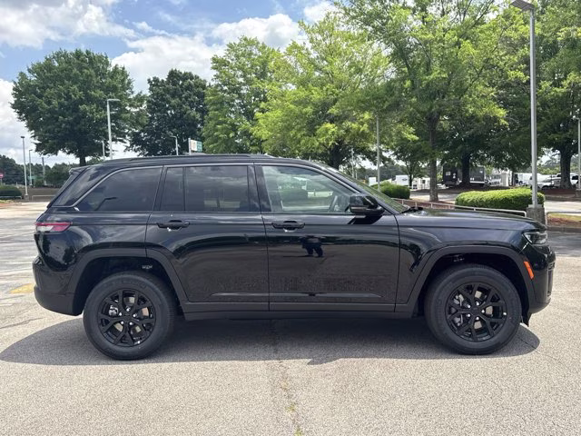 2026 Diamond Black Crystal Pearlcoat Jeep Grand Cherokee Laredo Altitude RWD SUV