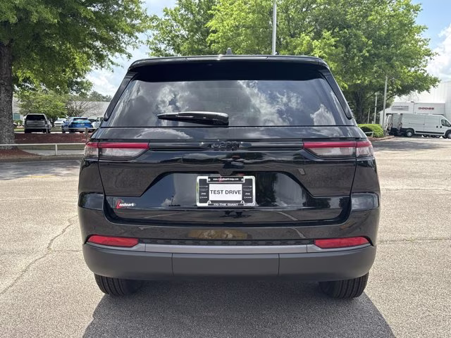 2026 Diamond Black Crystal Pearlcoat Jeep Grand Cherokee Laredo Altitude RWD SUV