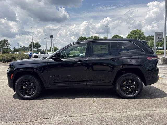 2026 Diamond Black Crystal Pearlcoat Jeep Grand Cherokee Laredo Altitude RWD SUV