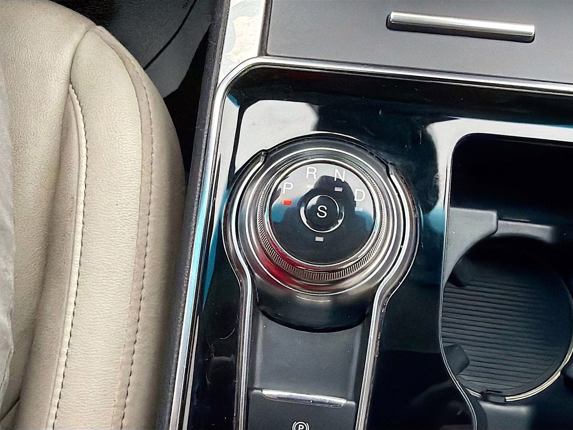 2020 Star White Metallic Tri-Coat Ford Edge Titanium FWD SUV