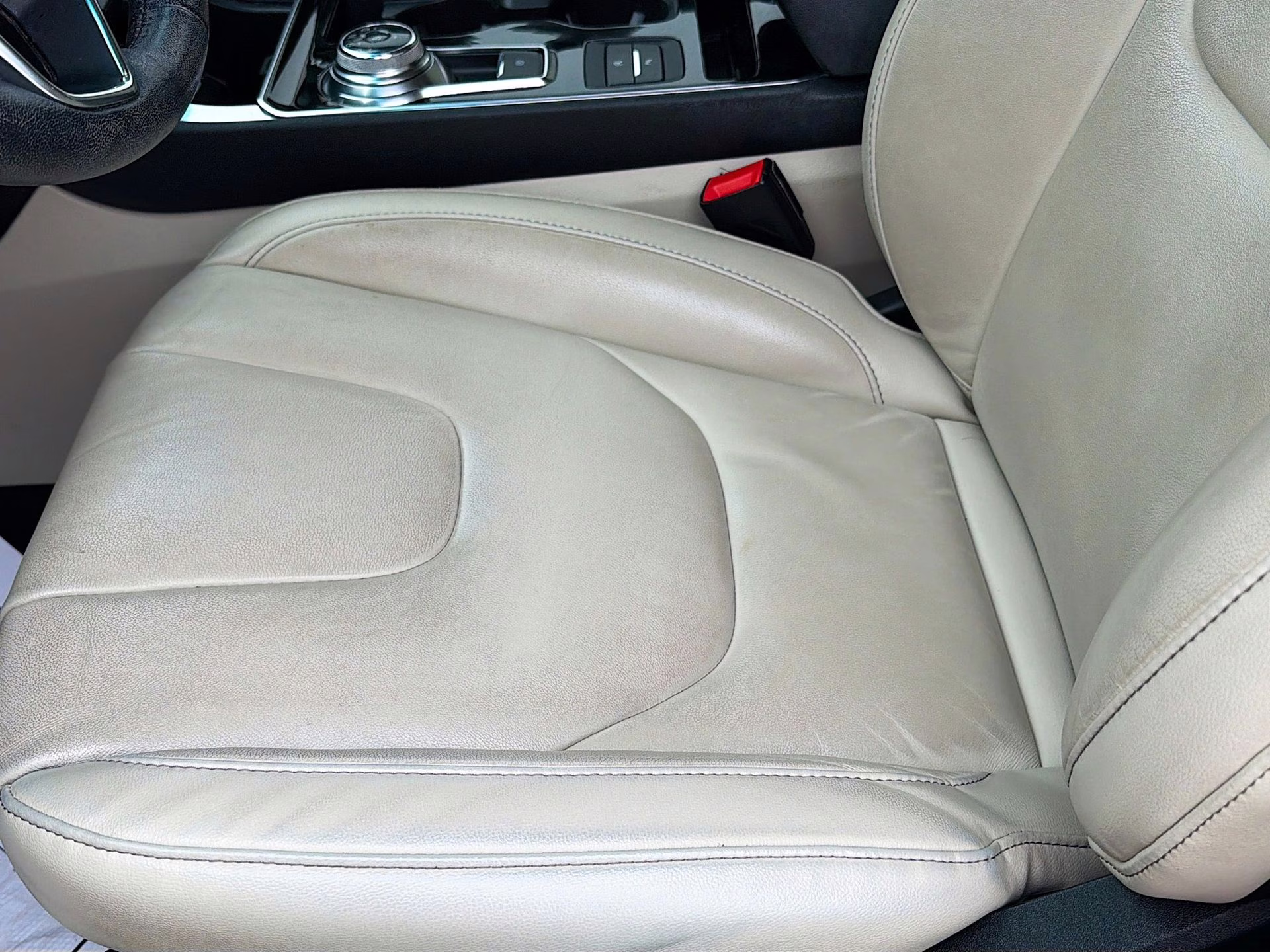 2020 Star White Metallic Tri-Coat Ford Edge Titanium FWD SUV