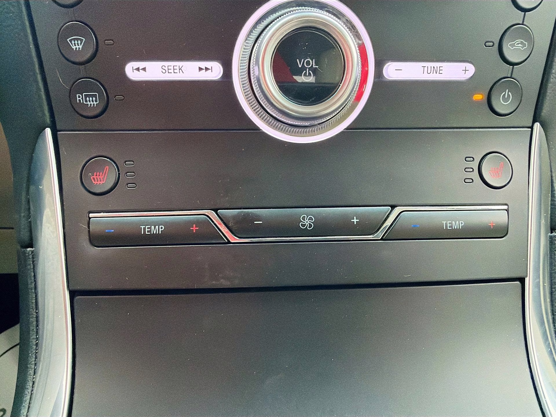2020 Star White Metallic Tri-Coat Ford Edge Titanium FWD SUV